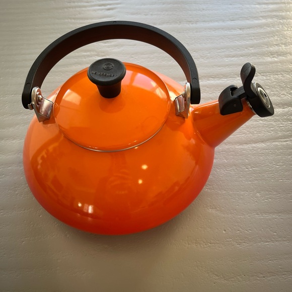 Le Creuset Flame Orange Zen Whistling Tea Kettle 1.6QT Enamel on Steel - Picture 2 of 10